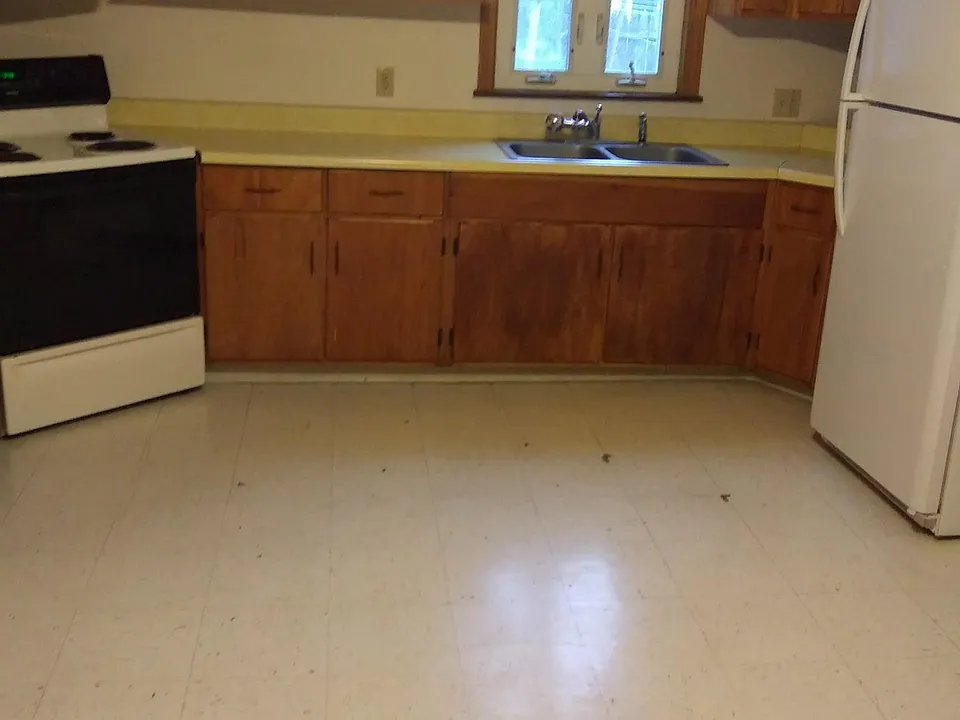 Stove, sink n Frig., eat in Kitchen.