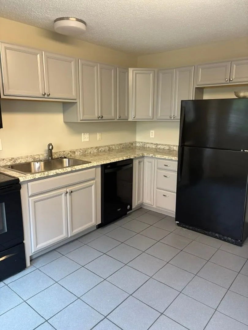 3 bed, 2.0 bath, 1353 sqft, $1,900 — Photo 2