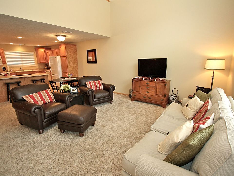 living room and kitchen, open and high ceiling