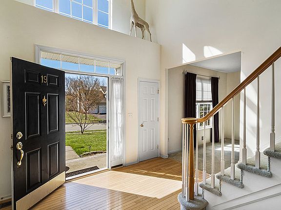 4th image of 19 Dorset Dr