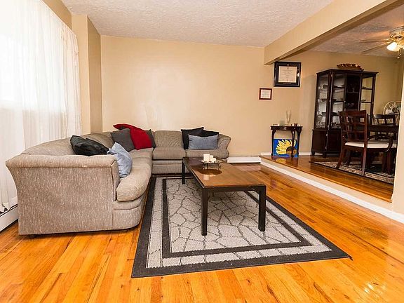 5th image of 60 Rose Ave