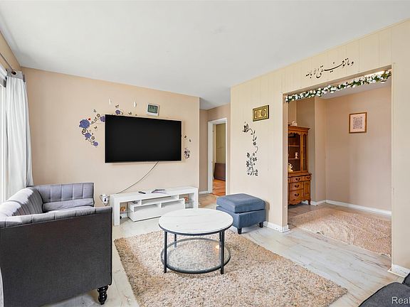 5th image of 17447 Prospect St
