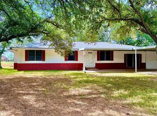 332 Henson St, El Campo, TX 77437