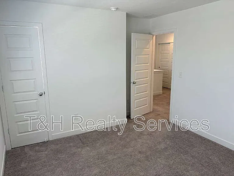 542 Jefferson St — Photo 10