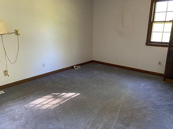 downstairs bedroom 3 (master