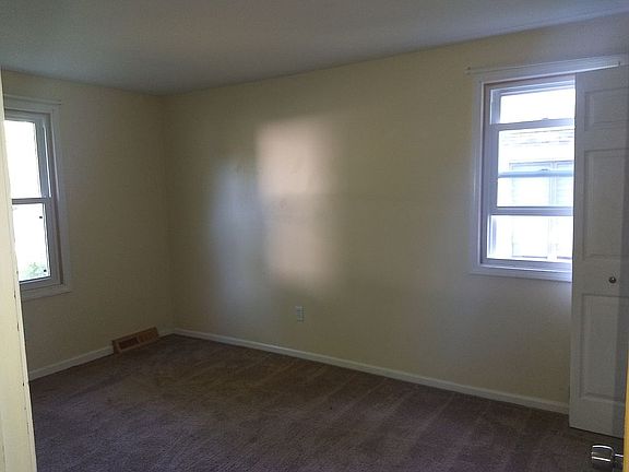 4th image of 15 Fox Glove Ln