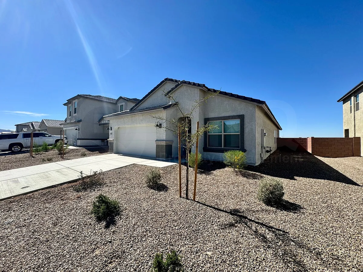 5 bed, 3.0 bath, 1909 sqft, $2,150 — Photo 2