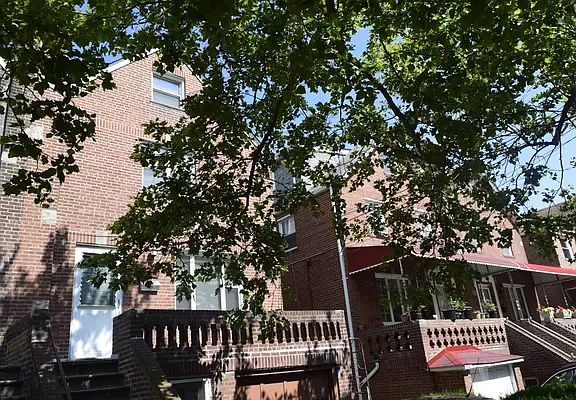 3rd image of 2444 Lurting Ave