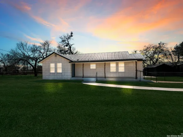 384 Rose Blvd, Charlotte, TX 78011