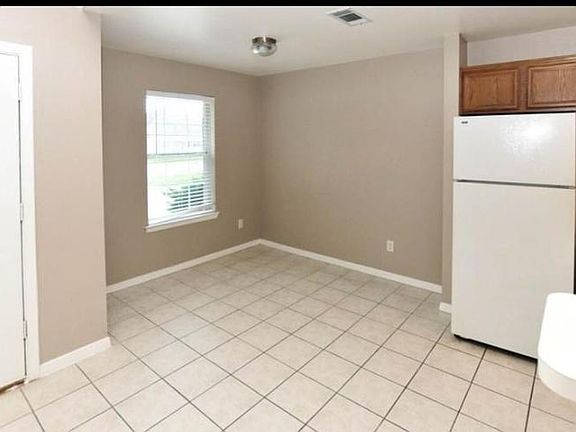 3rd image of 923 Sun Meadow St