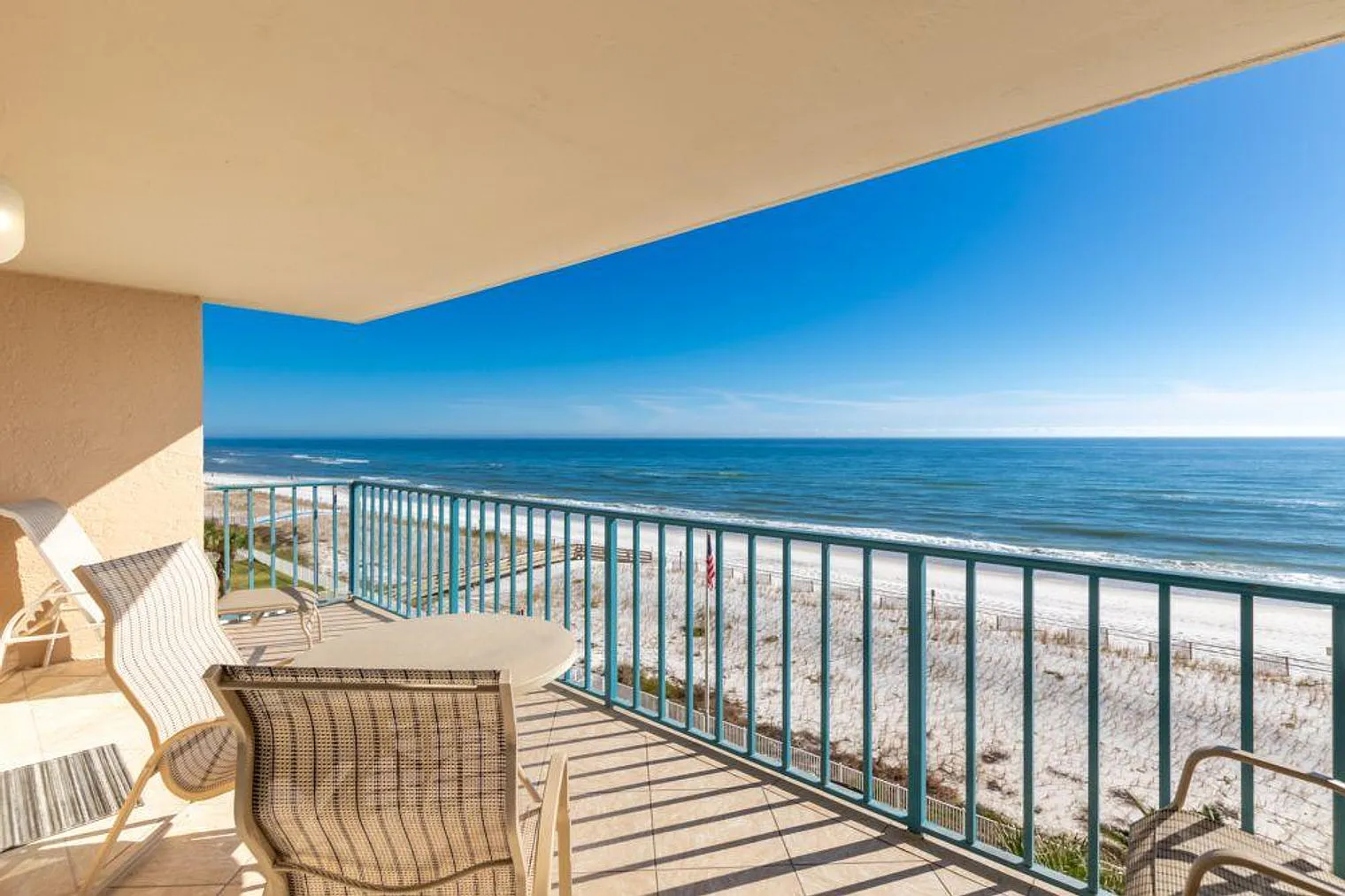 3 bed, 3.0 bath, 1044 sqft, $4,594 — Photo 3