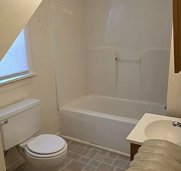114 E 8th St #3 — Photo 5