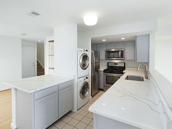3rd image of 400 S Hutchinson St