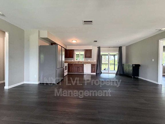 4th image of 205 SE 18th St