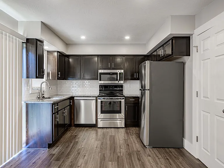 Montclair Point Condominiums — Photo 15
