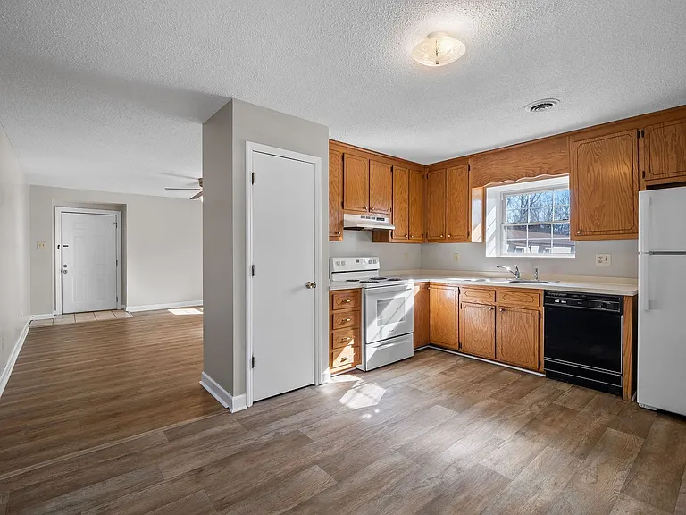 Silver Birch Apartments — Photo 21