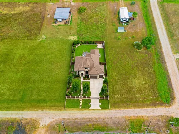 155 Mullet Ln, Palacios, TX 77465