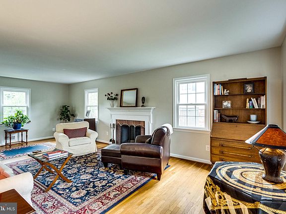Peaceful Livingroom has a stereo and many houseplants. Some decor has changed since photo.