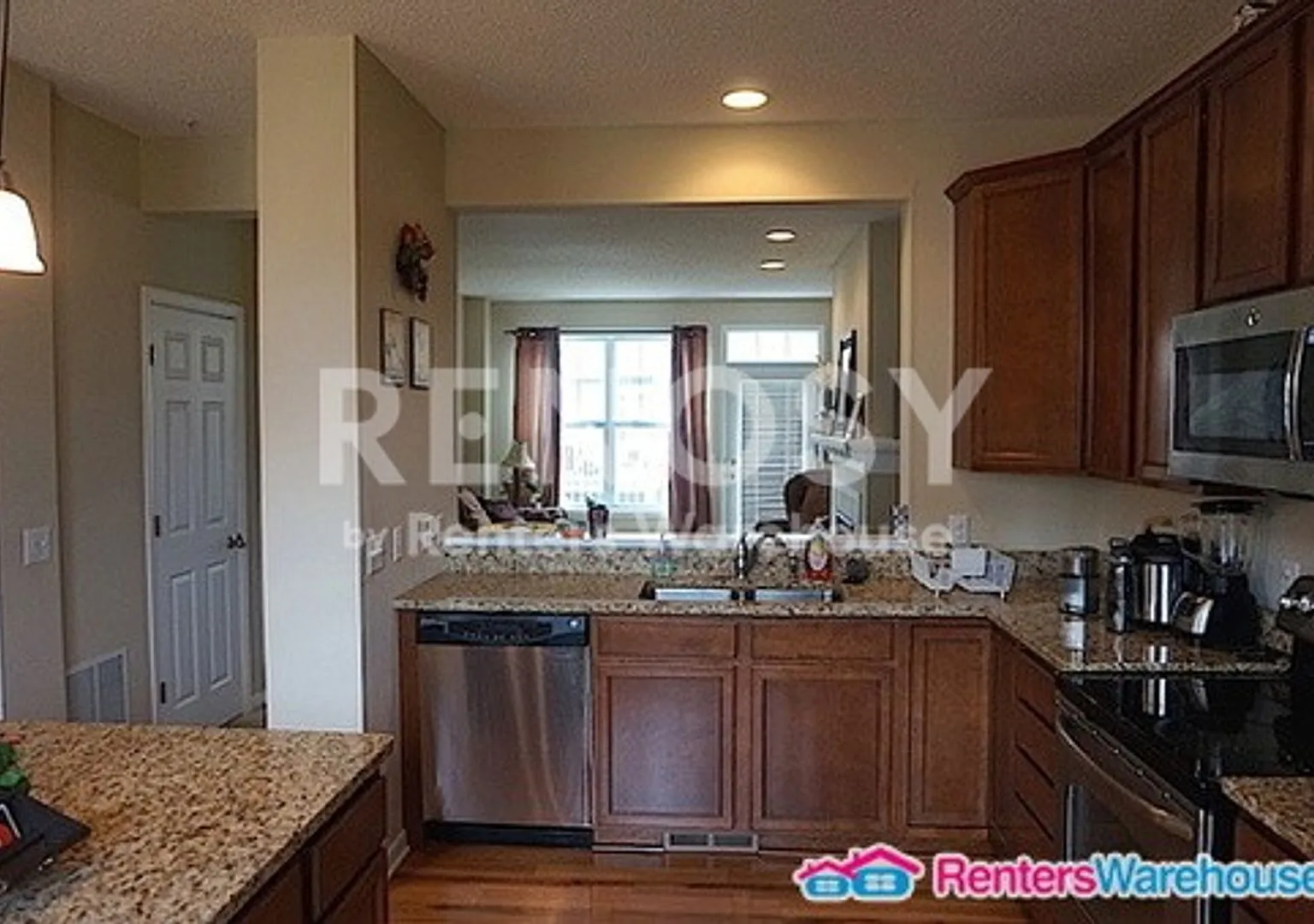 Stunning 3BD/2.5BA Townhouse in Maple Grove — Photo 4