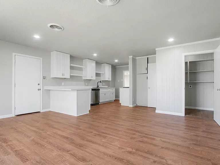 1232 W Beddell St — Photo 5