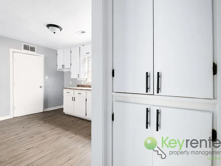 1338 N Volutsia Ave — Photo 18