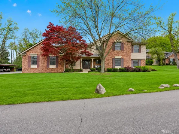29539 Pine Ridge Cir, Farmington, MI 48331