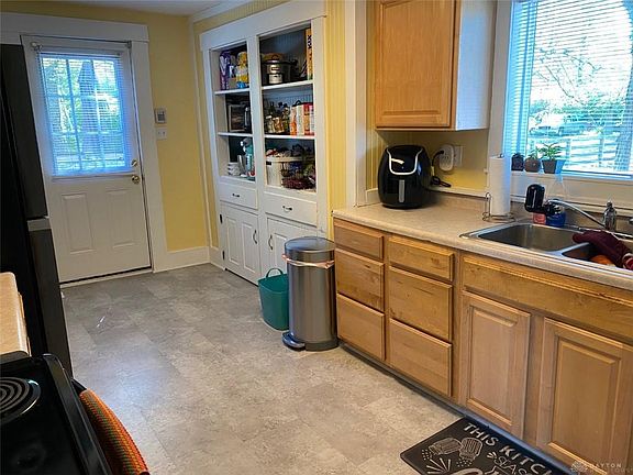 4th image of 802 Plum St