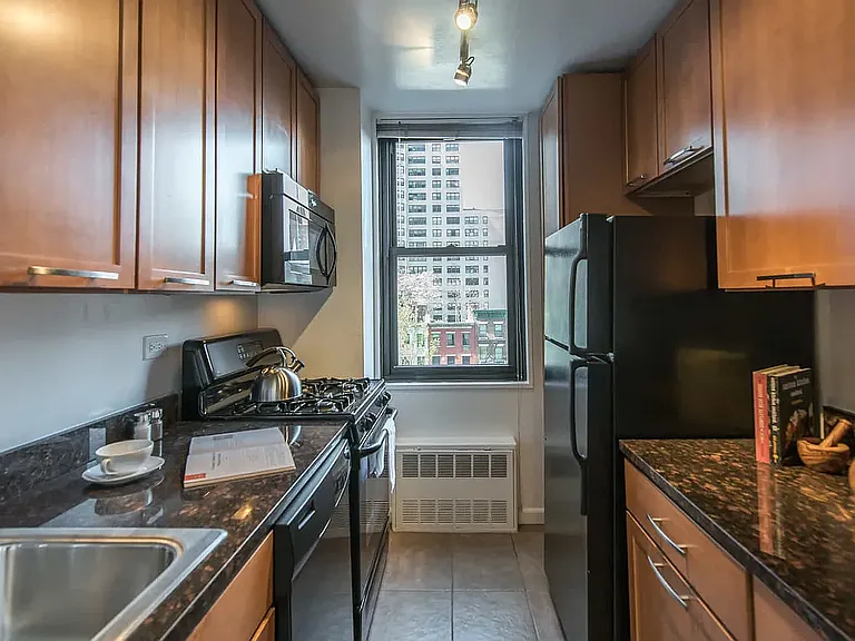 240 E 27th St #4N — Photo 7
