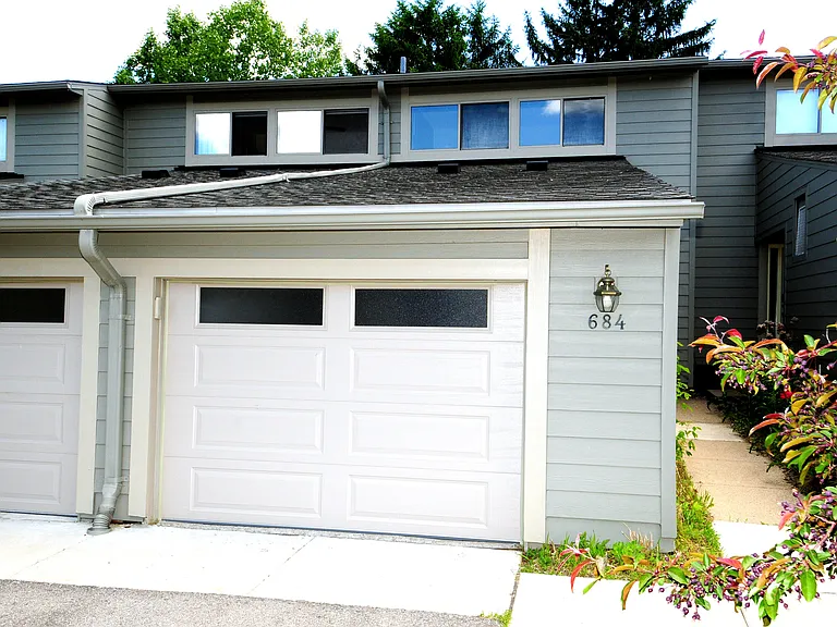 684 Peninsula Ct — Photo 2
