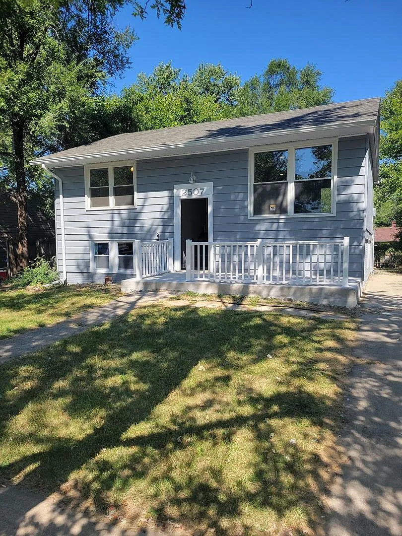 2507 Apache Ave photo 1