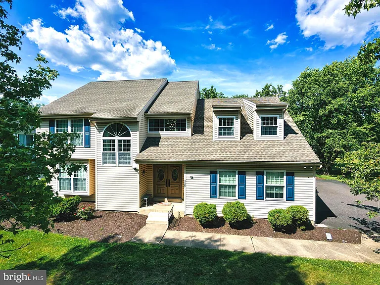 139 Mallard Dr W — Photo 3