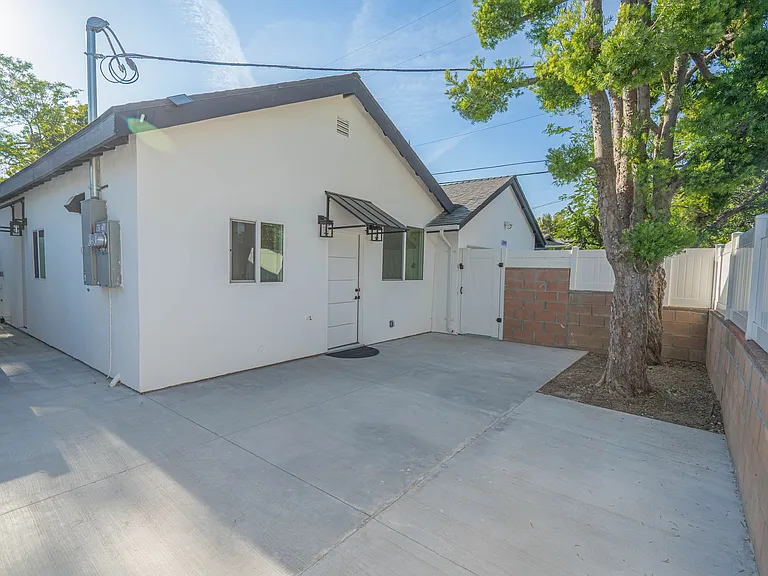 10941 Amestoy Ave — Photo 18