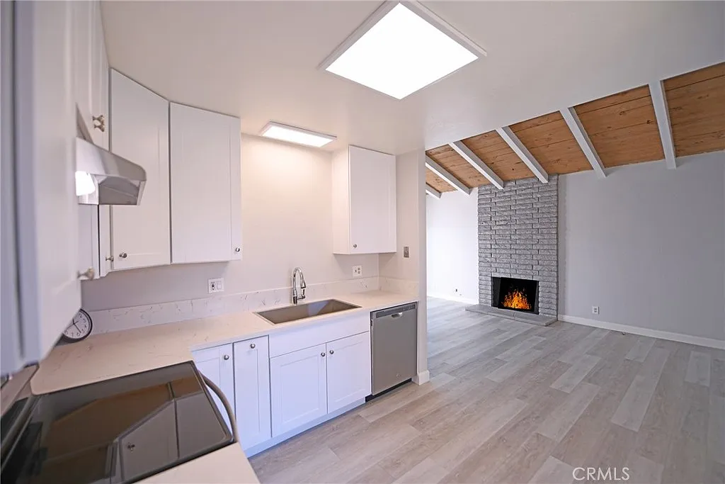 3 bed, 2.0 bath, 1250 sqft, $3,800 — Photo 2