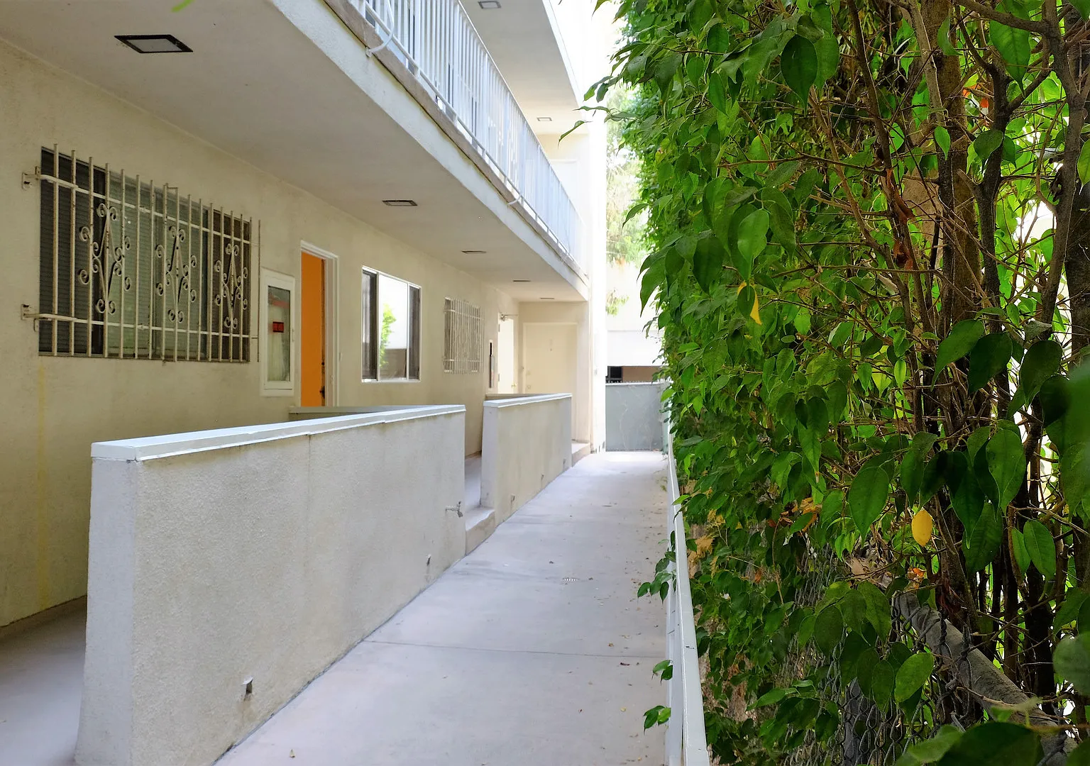 A beautiful lower unit with lots of storage, one covered parking and combo washer/dryer — Photo 4