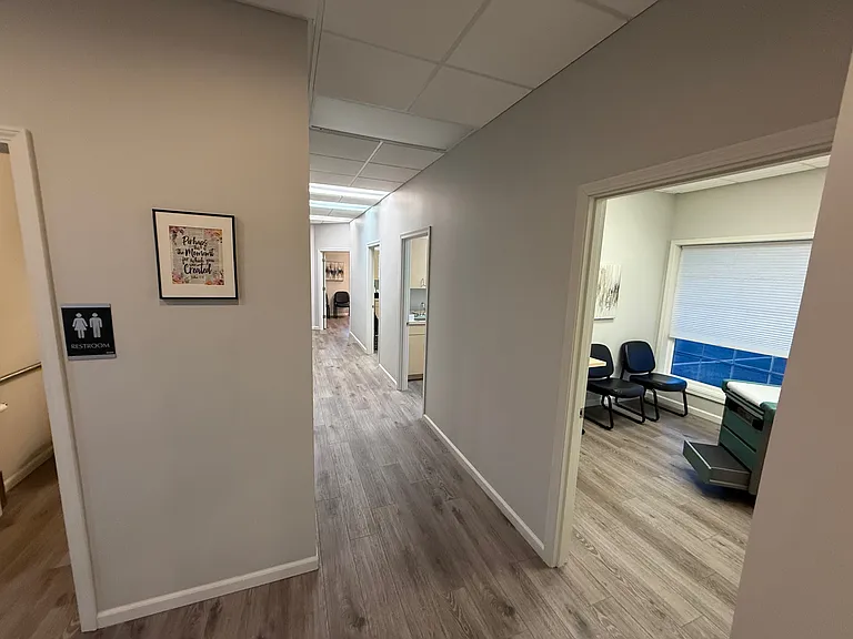 957 E Commercial Ave — Photo 18