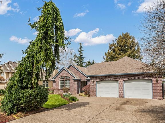 4th image of 731 NE Cambrey Ct