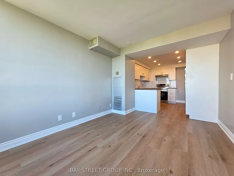 1 Aberfoyle Cres #2011 — Photo 10