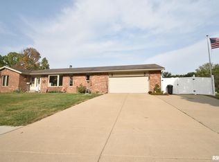 2725 Arrowhead Dr, Springfield, IL 62702