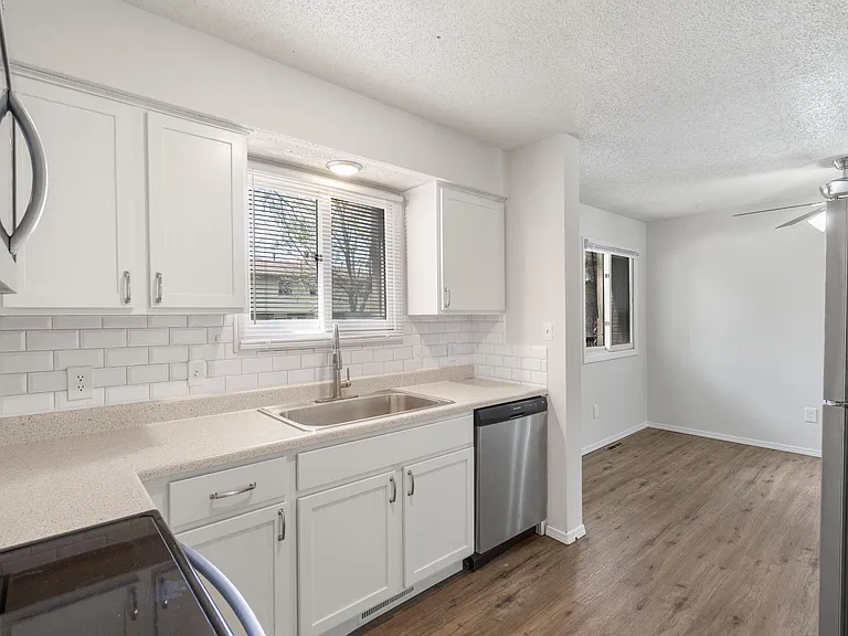 1711 E Walnut Lawn St — Photo 11