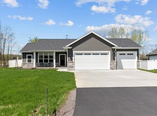 1583 Woods Edge Ln, Neenah, WI 54956