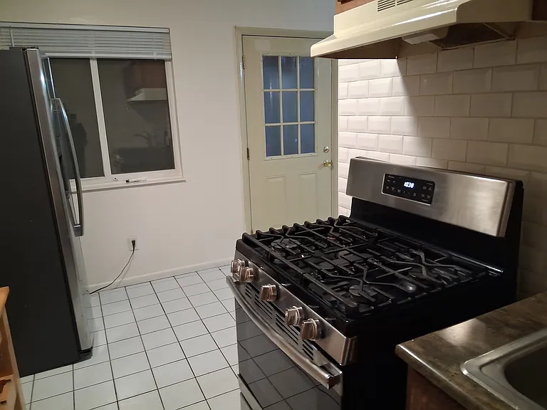 1225 Summit St #C — Photo 6