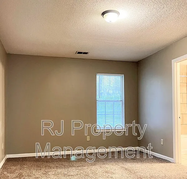 4615 Addington Dr — Photo 10