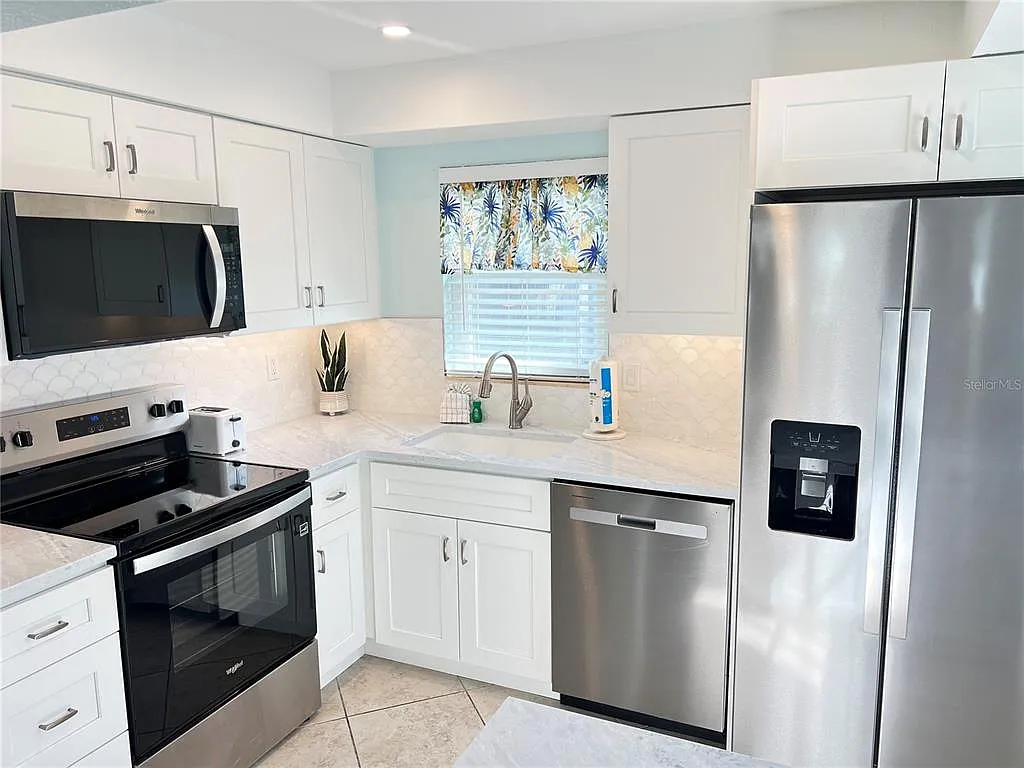 2 bed, 2.0 bath, 1064 sqft, $8,970 — Photo 2