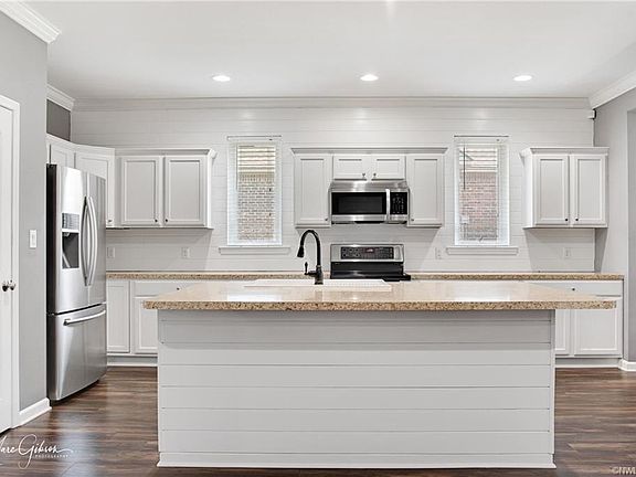3rd image of 106 Donna Ln