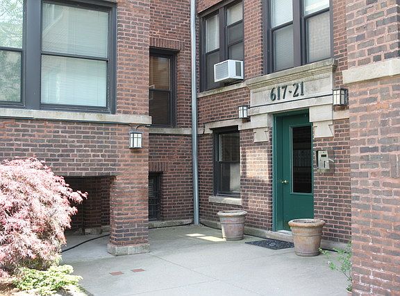 3rd image of 621 W Cornelia Ave #9