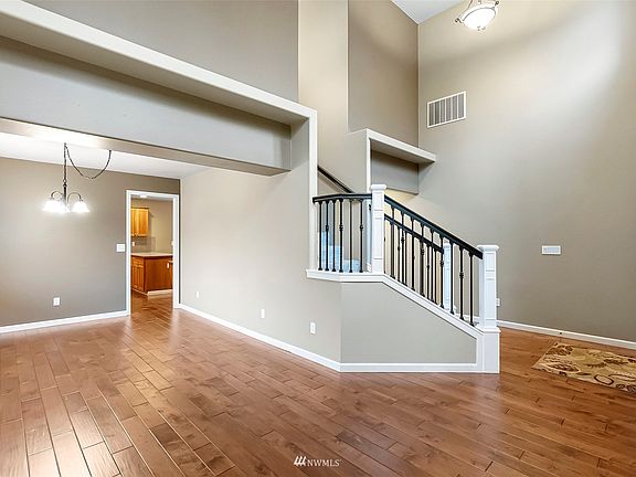 Large dining room for those special occasions or a nightly routine.