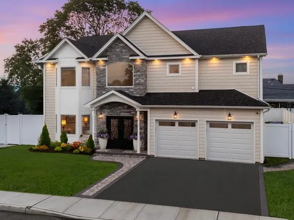 4 Heron Court, Levittown, NY 11756