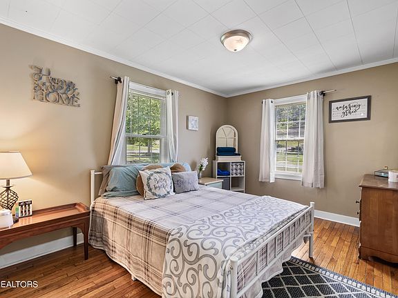 3rd image of 609 Leconte Ln