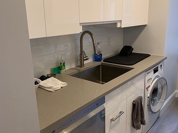 5th image of 240 E 47th St APT 12F