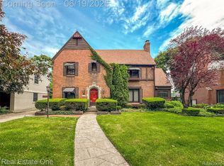 26044 York Rd, Huntington Woods, MI 48070